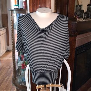 🧡New York & Company batwing top🧡